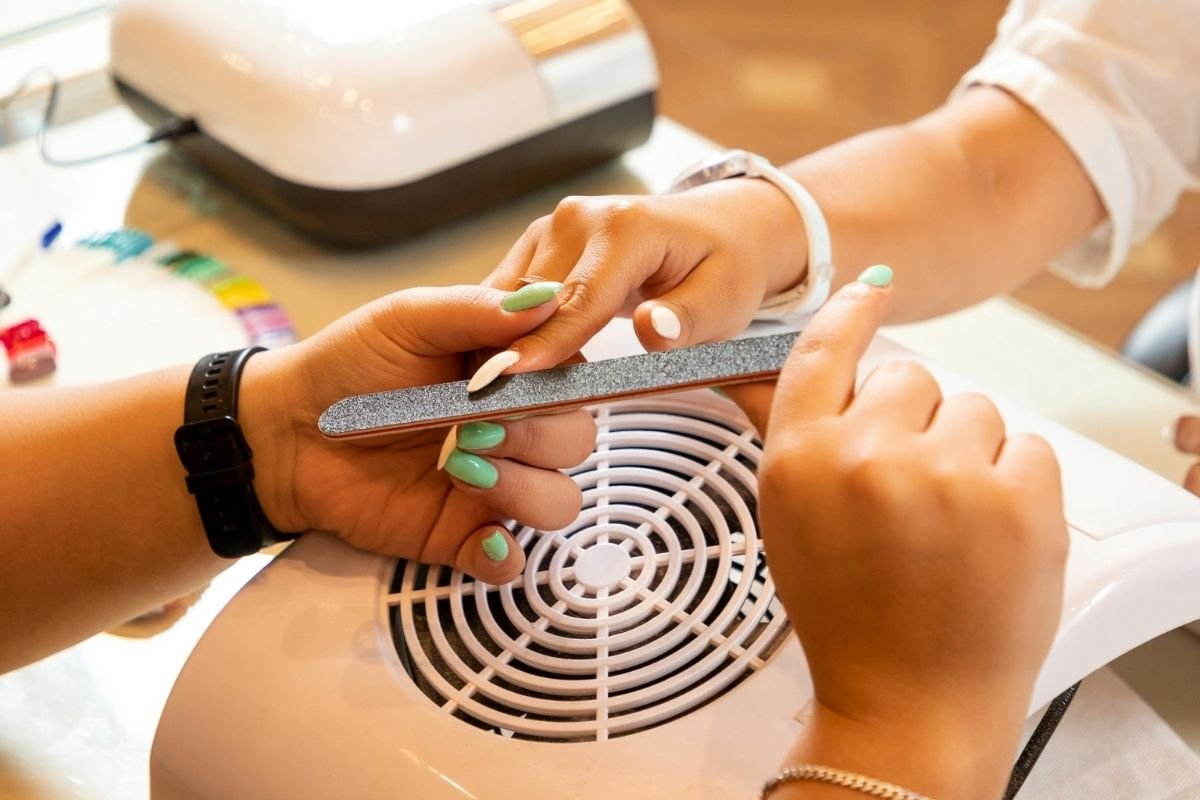 La reciente prohibición por parte de Invima de esmaltes semipermanentes ha generado un debate sobre la seguridad de estos productos